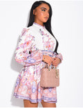 Robe courte à motifs imprimées et ceinture épaisse à la taille