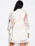 Robe courte en voile,brodé manches bouffantes et épaulettes