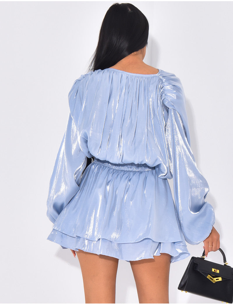 Petite robe courte à volants à nouer à la taille