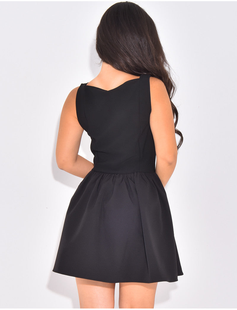 Robe courte sans manches évasée