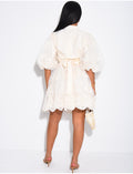 Robe courte en voile brodé & manches bouffantes