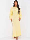 Robe en lin à nouer ornée de broches dorées