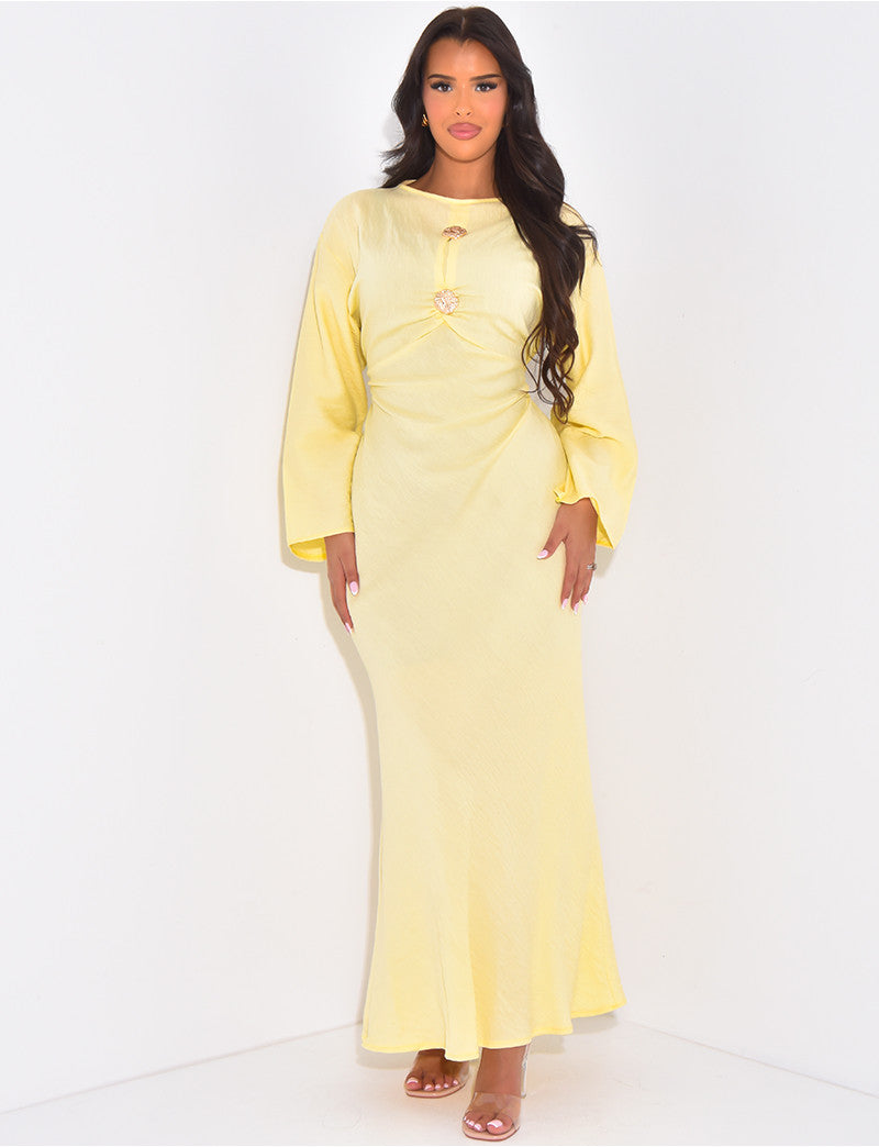 Robe en lin à nouer ornée de broches dorées