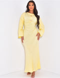 Robe en lin à nouer ornée de broches dorées