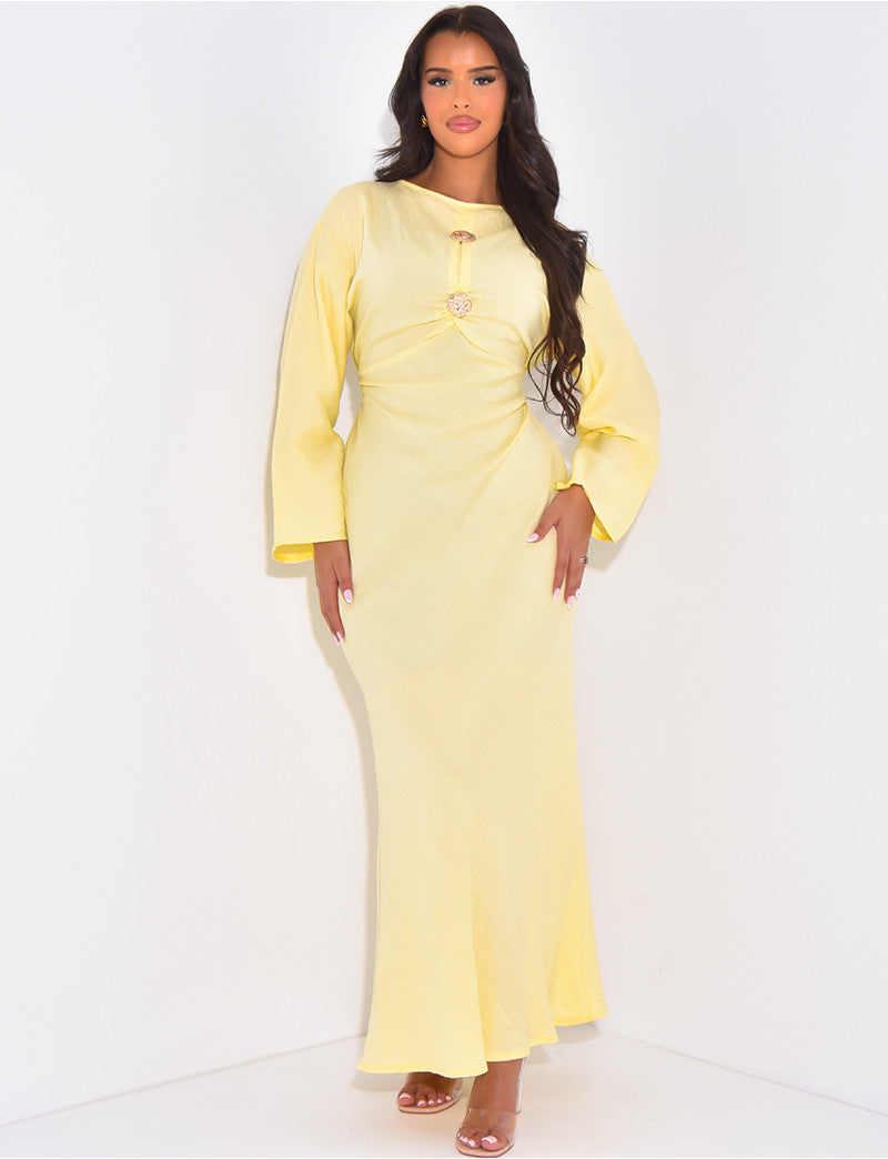 Robe en lin à nouer ornée de broches dorées