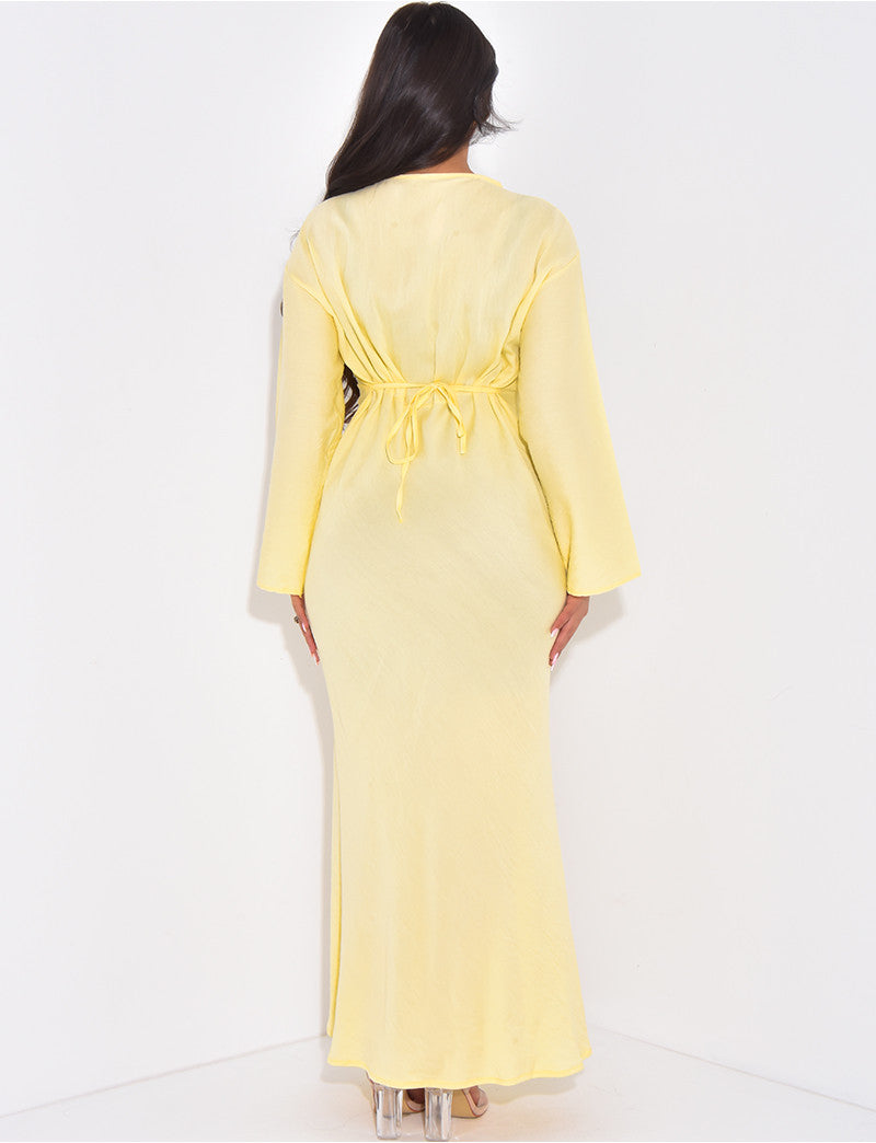 Robe en lin à nouer ornée de broches dorées