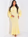 Robe en lin à nouer ornée de broches dorées