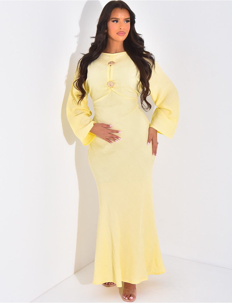 Robe en lin à nouer ornée de broches dorées