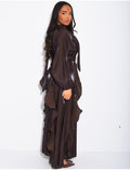 Robe en satin brillant à volants et ceinture à la taille