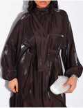 Robe en satin brillant à volants et ceinture à la taille