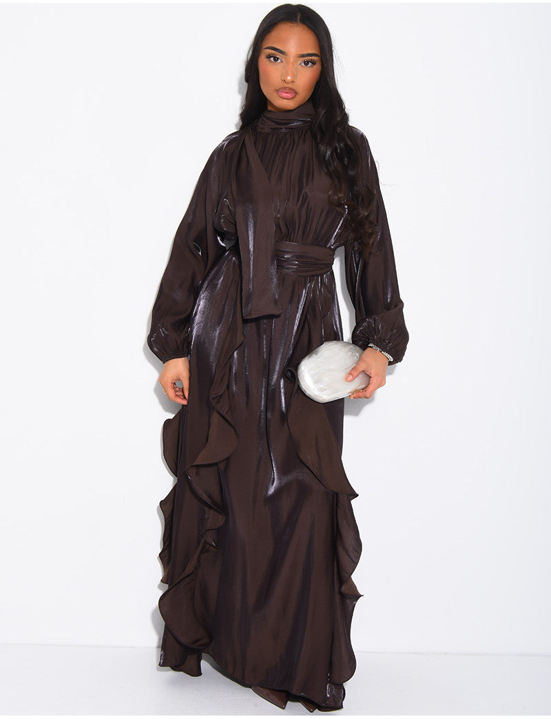 Robe en satin brillant à volants et ceinture à la taille