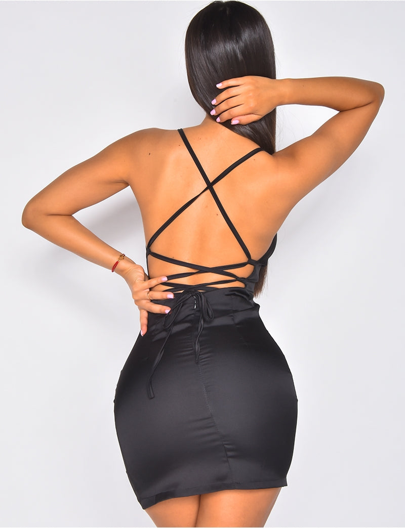 Robe en satin à lacet