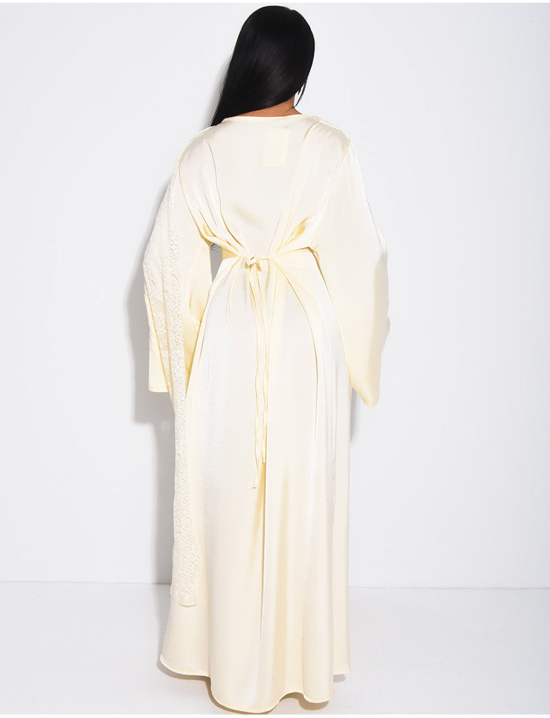 Robe longue en satin à empiècement en dentelle fine