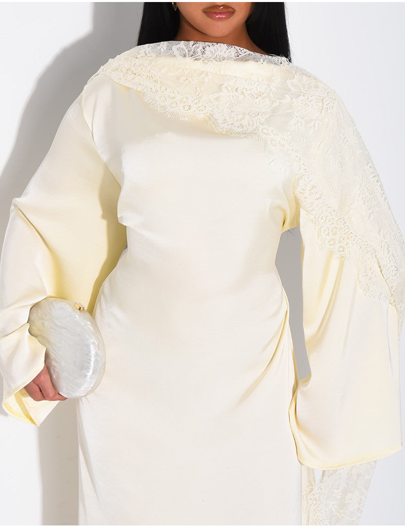 Robe longue en satin à empiècement en dentelle fine