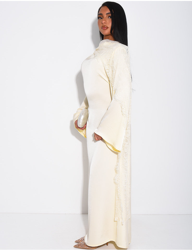 Robe longue en satin à empiècement en dentelle fine