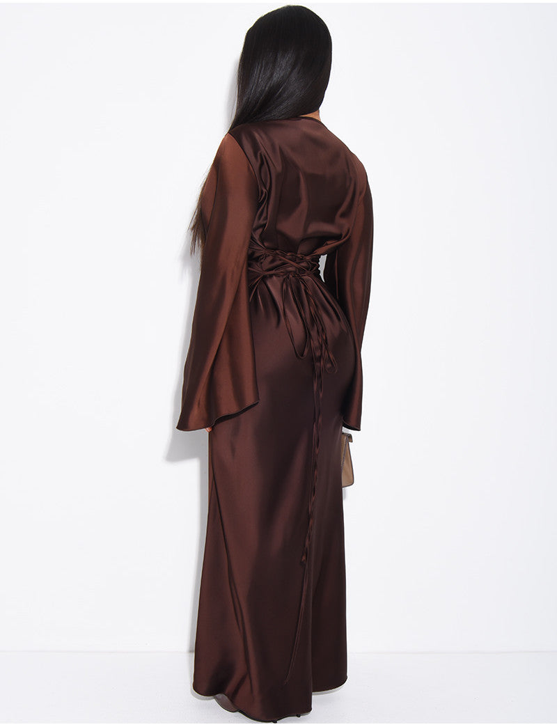 Robe longue en satin à nouer dans le dos manches évasées