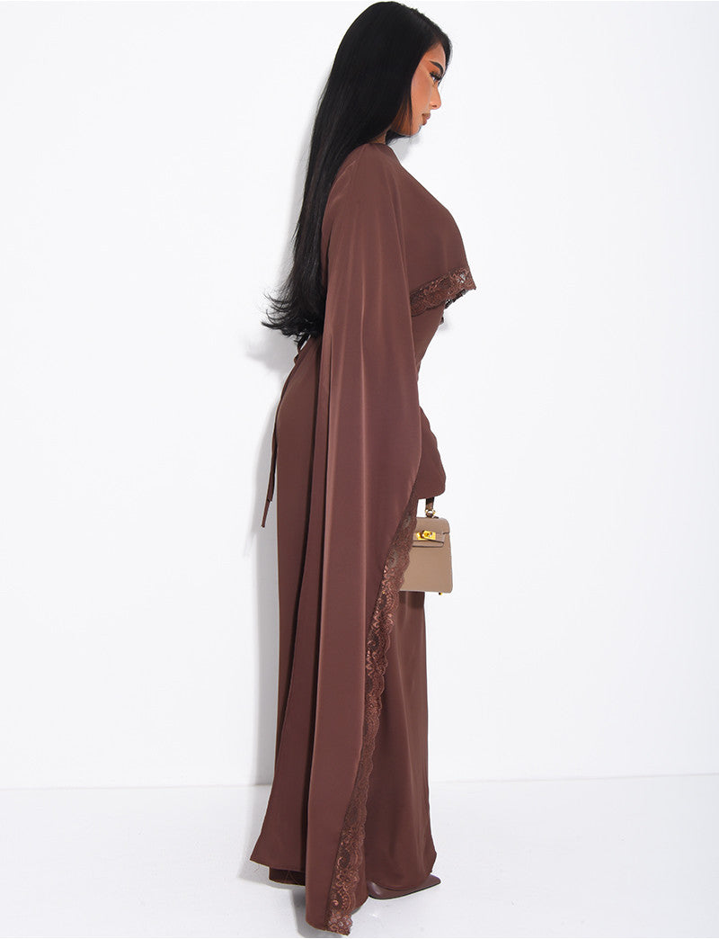 Robe longue ajustée à bordures en dentelle sur la cape
