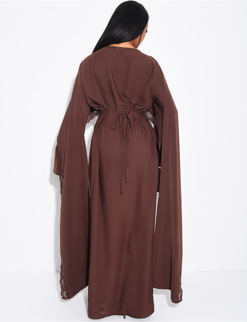 Robe longue ajustée à bordures en dentelle sur la cape