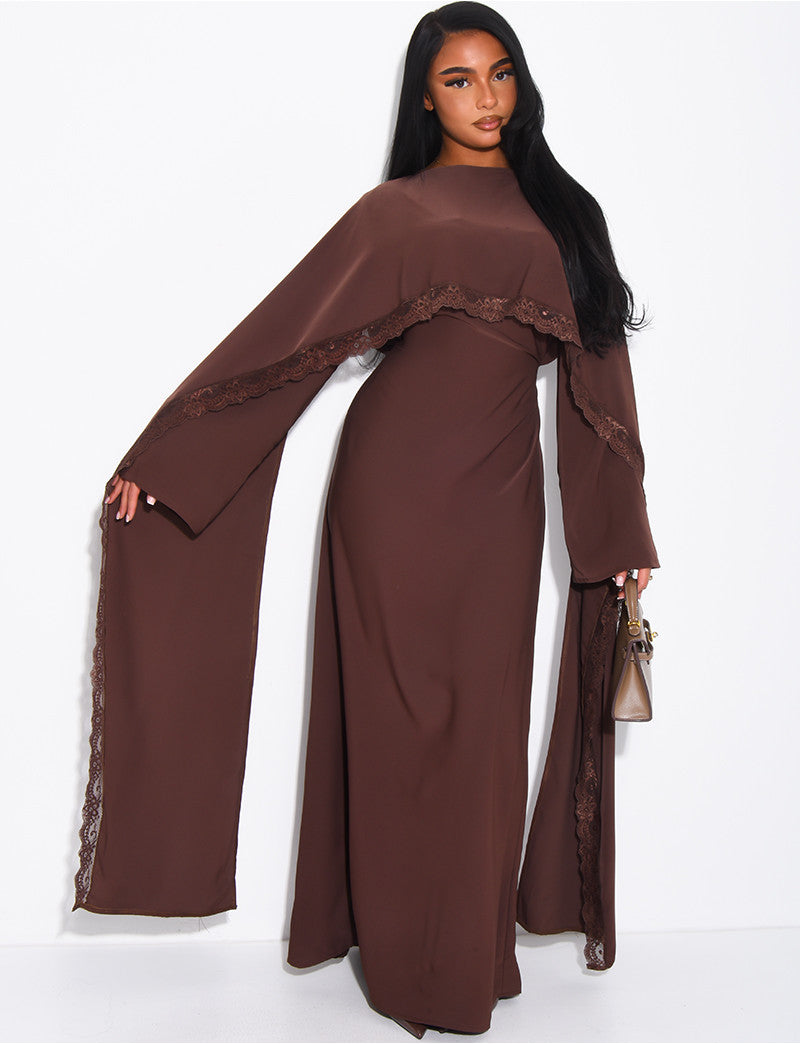Robe longue ajustée à bordures en dentelle sur la cape