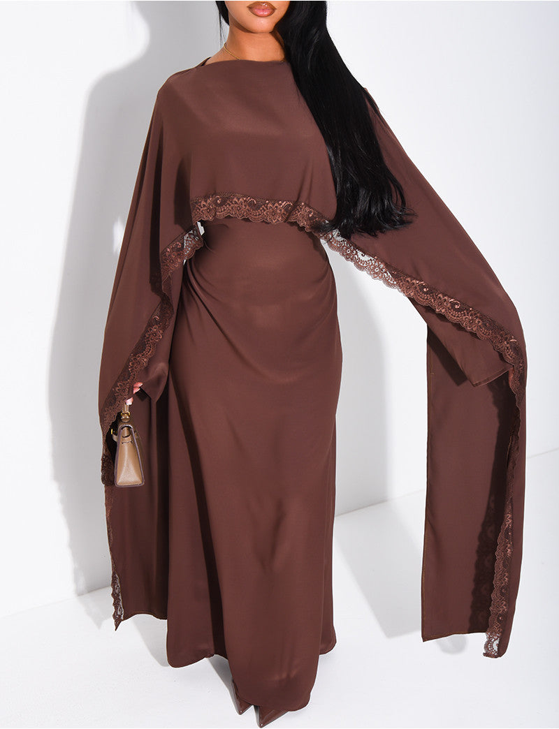 Robe longue ajustée à bordures en dentelle sur la cape