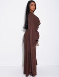 Robe longue ajustée à bordures en dentelle sur la cape