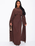 Robe longue ajustée à bordures en dentelle sur la cape