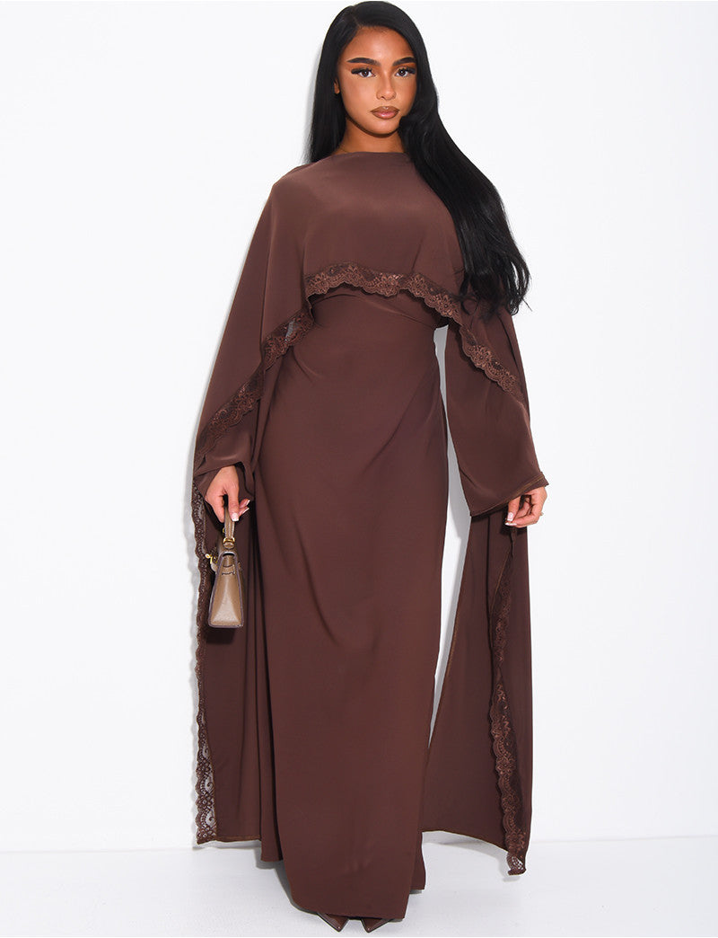 Robe longue ajustée à bordures en dentelle sur la cape