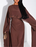 Robe longue ajustée à bordures en dentelle sur la cape