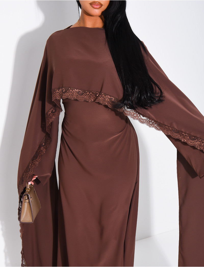 Robe longue ajustée à bordures en dentelle sur la cape