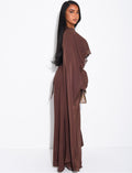 Robe longue ajustée à bordures en dentelle sur la cape