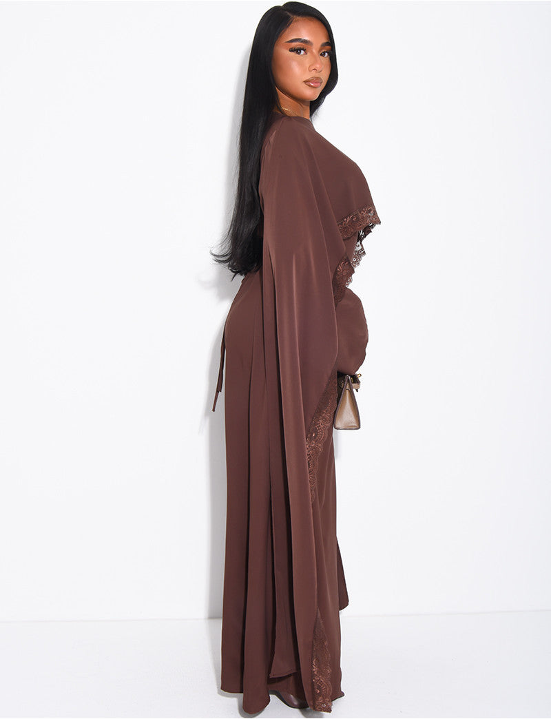 Robe longue ajustée à bordures en dentelle sur la cape