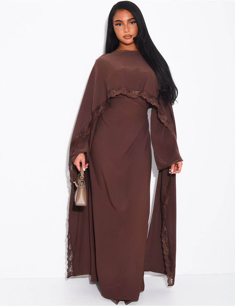 Robe longue ajustée à bordures en dentelle sur la cape