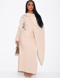 Robe longue et fluide à châle au col et broche à la taille
