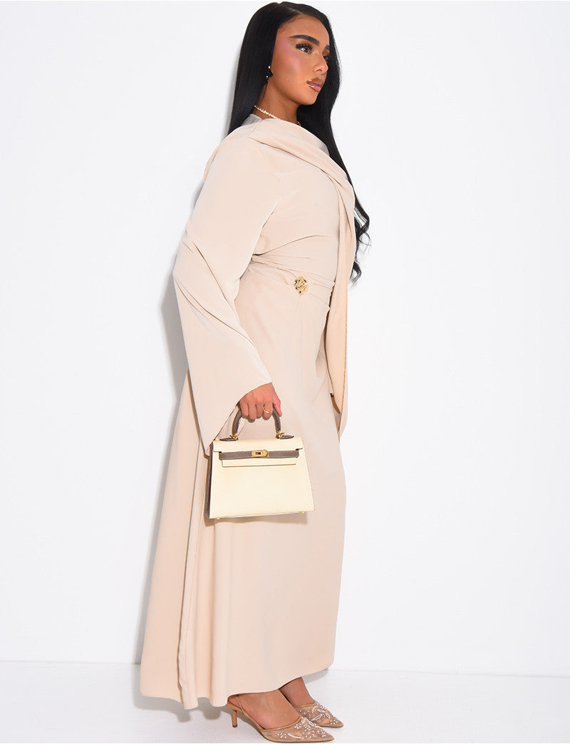 Robe longue et fluide à châle au col et broche à la taille