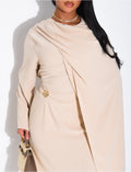 Robe longue et fluide à châle au col et broche à la taille