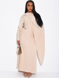 Robe longue et fluide à châle au col et broche à la taille