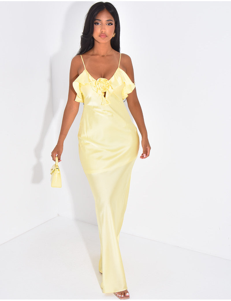 Longue robe en satin à empiècement fleur et volants