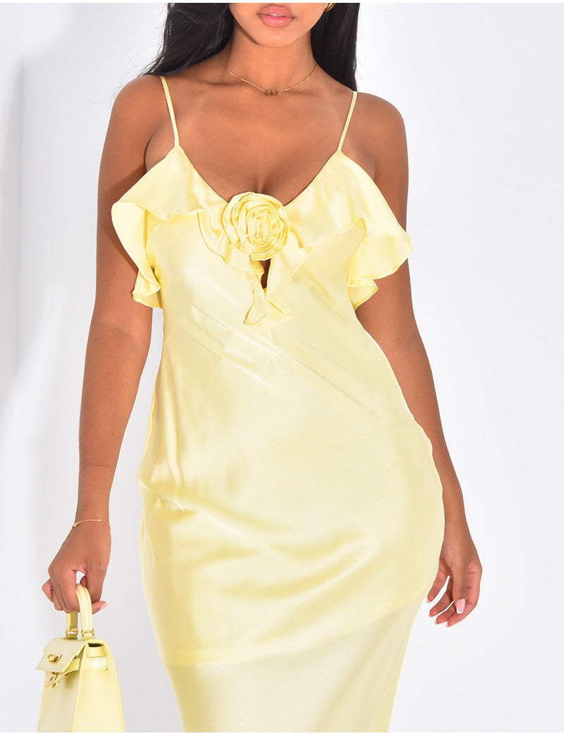 Longue robe en satin à empiècement fleur et volants