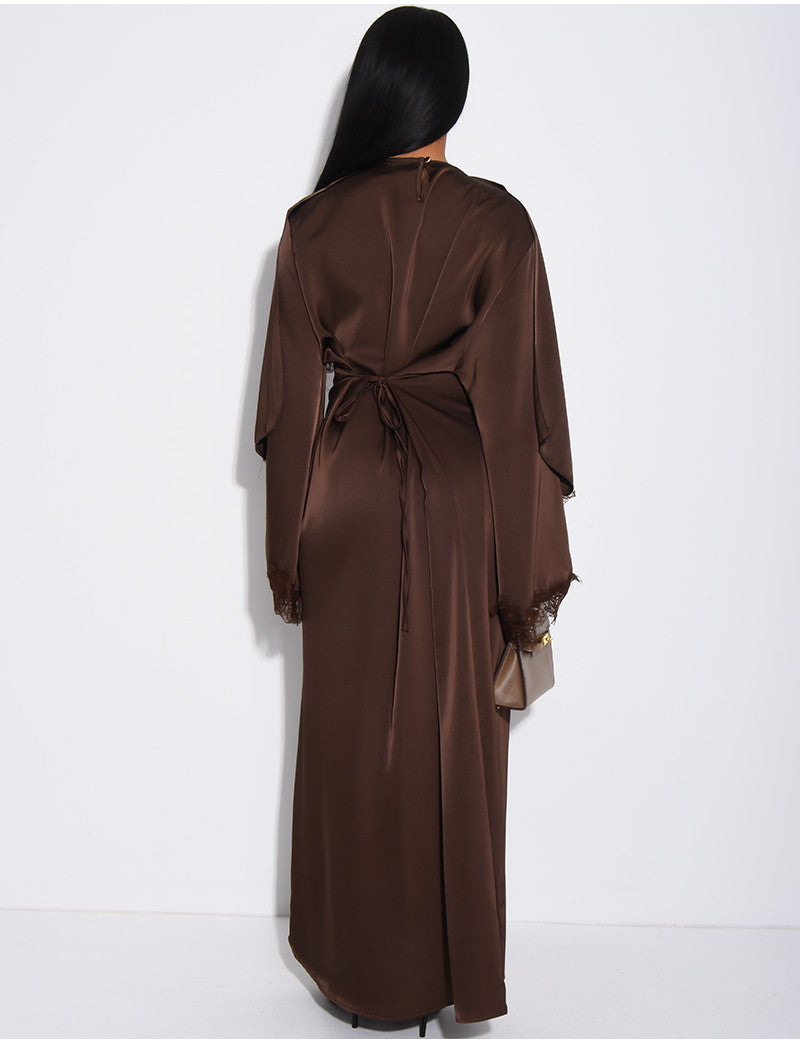 Robe longue en satin épais à cape bordure en dentelle