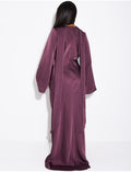 Robe longue en satin à broche dorée et châle assorti
