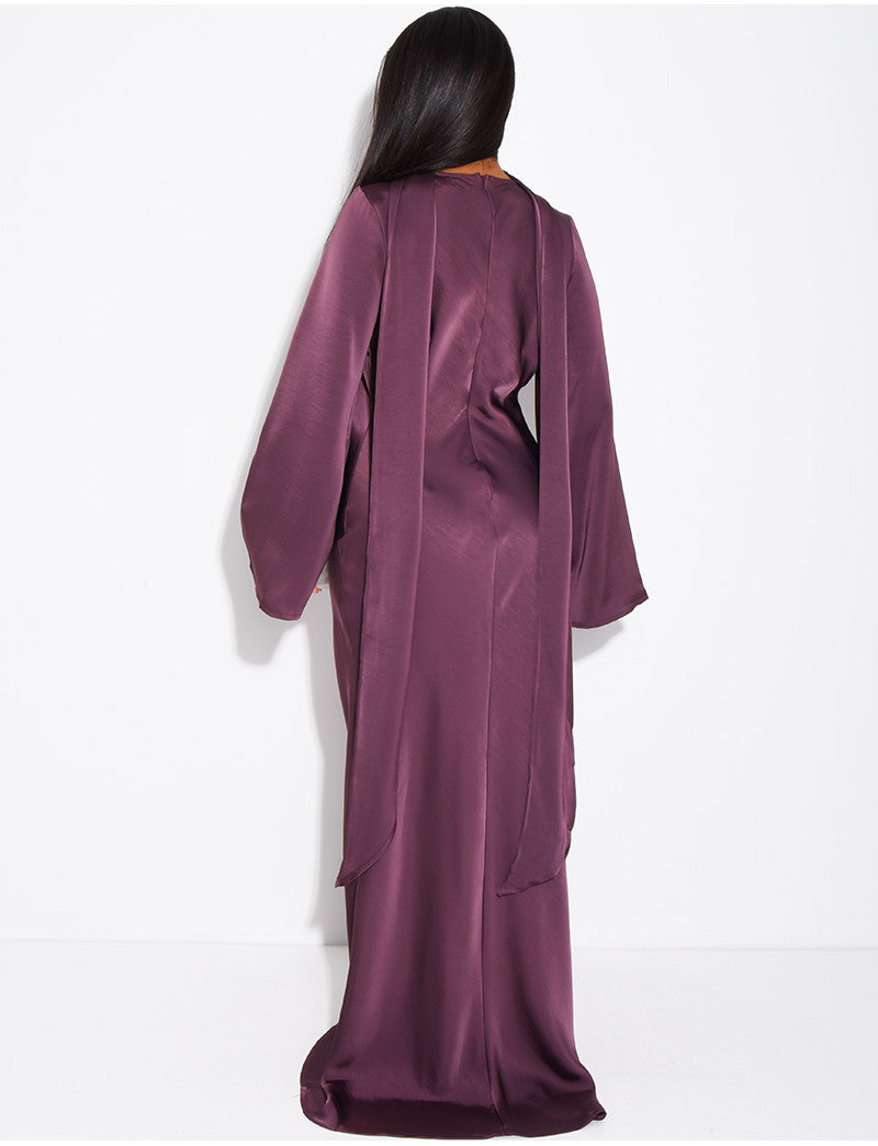 Robe longue en satin à broche dorée et châle assorti