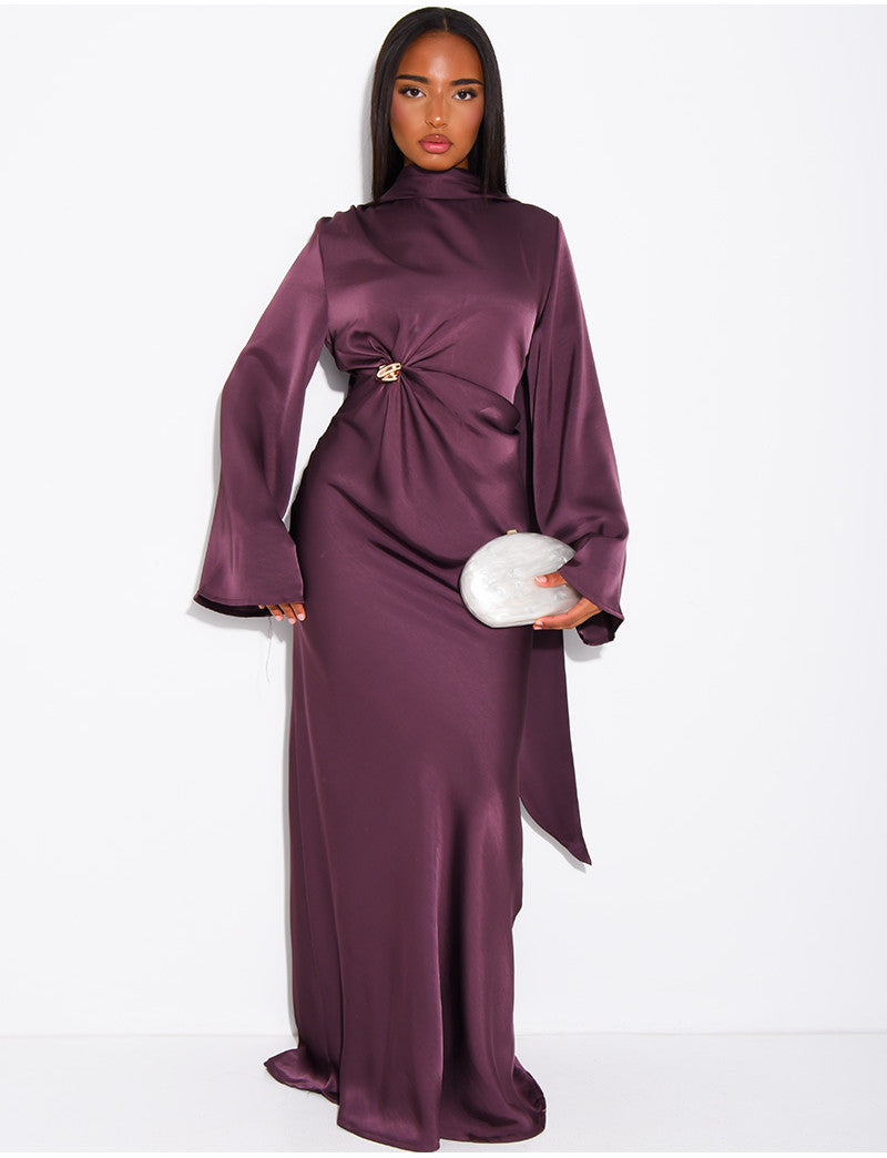 Robe longue en satin à broche dorée et châle assorti