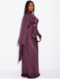 Robe longue en satin à broche dorée et châle assorti