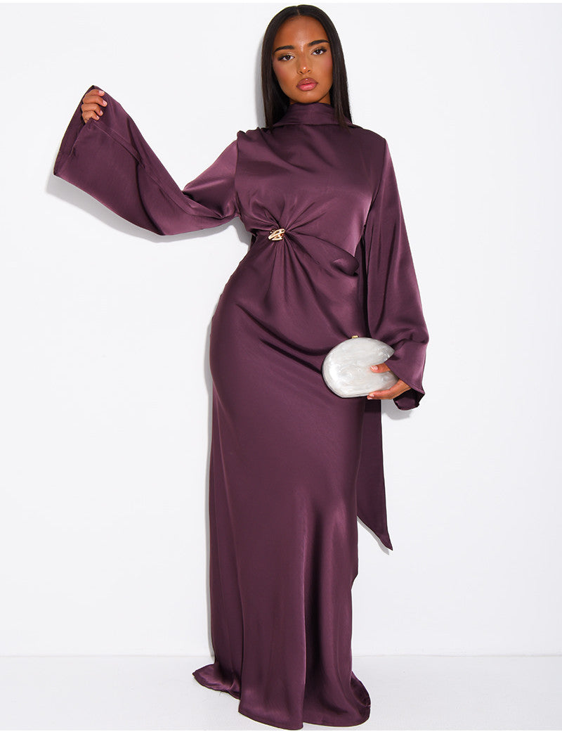 Robe longue en satin à broche dorée et châle assorti