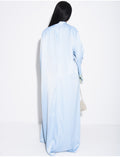 Abaya en satin à empiècements brodés et pompons