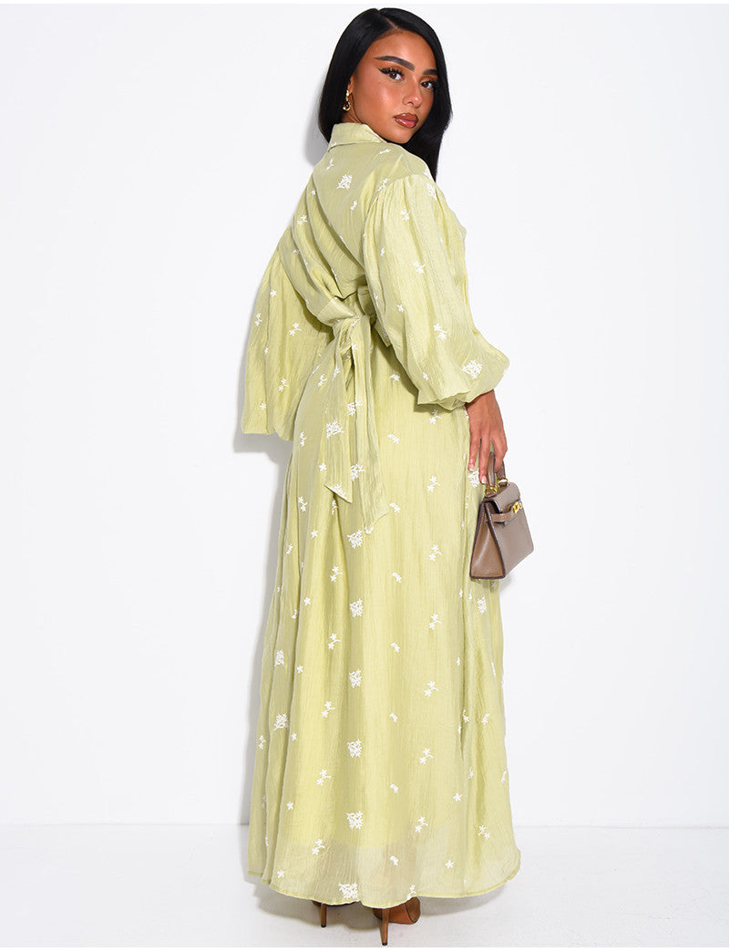 Robe longue en tissu fluide brodée à ceintrer au dos