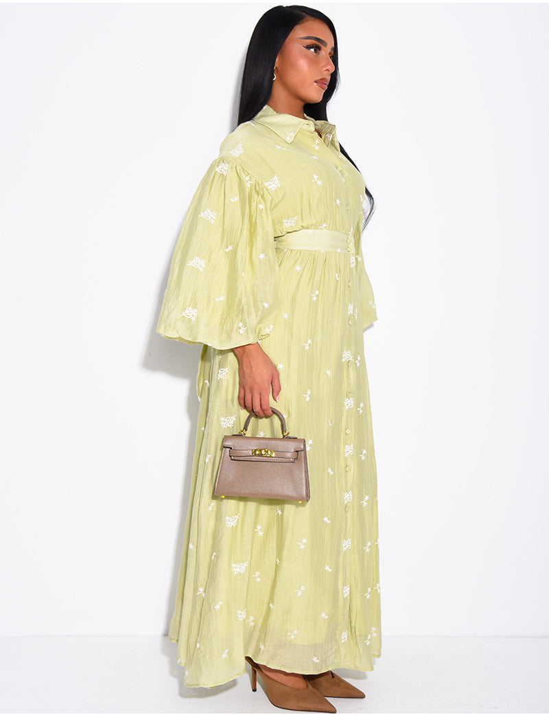 Robe longue en tissu fluide brodée à ceintrer au dos