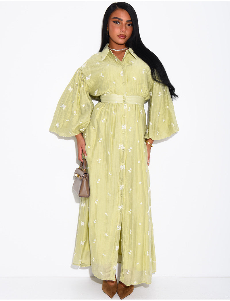 Robe longue en tissu fluide brodée à ceintrer au dos