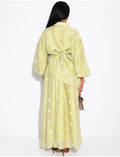 Robe longue en tissu fluide brodée à ceintrer au dos