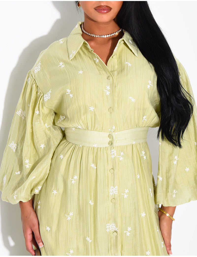 Robe longue en tissu fluide brodée à ceintrer au dos